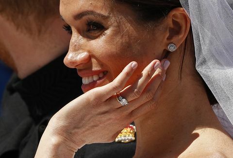 El príncipe Harry y Meghan Markle usan alianzas de boda