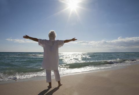 Anciana sana en la playa