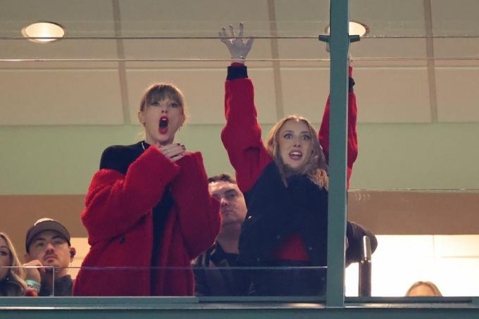 Los lectores de labios piensan que Taylor Swift gritó "¡Vamos, Trav!" Durante el juego de los Chiefs