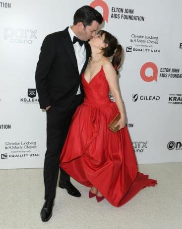 jonathan scott y zooey deshanel beso en la alfombra roja