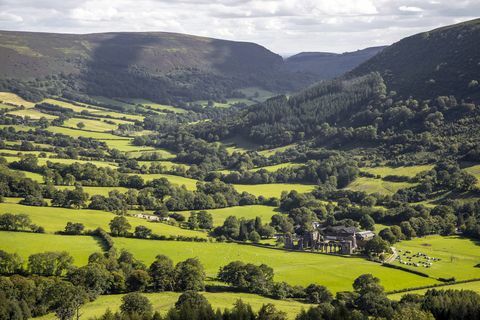 paisaje del priorato de llanthony, gales, reino unido