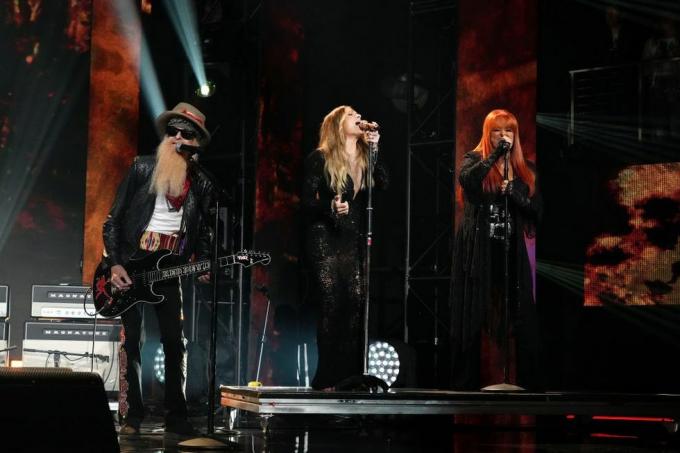 leann rimes y wynonna judd actúan en el escenario