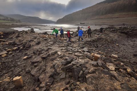 Los bajos niveles de agua del embalse revelan las ruinas de la aldea sumergida