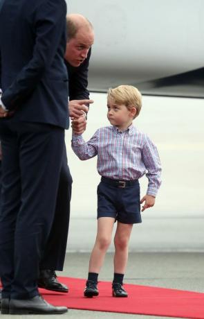 El travieso Príncipe George consigue hablar del príncipe William cuando la familia real llega a Polonia