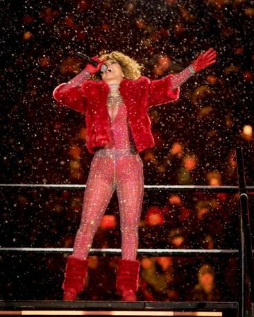 ottawa, el 26 de noviembre, shania twain se presenta durante el espectáculo de medio tiempo en el 105.º juego de campeonato de la copa gris entre los los argonautas de toronto y los estampadores de calgary en el estadio td place el 26 de noviembre de 2017 en ottawa, canadá foto de mark hortongetty imágenes