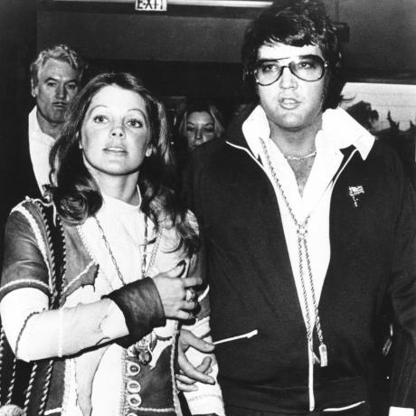 Elvis Presley y Priscilla en su audiencia de divorcio.