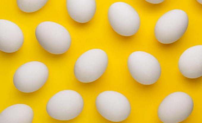 Disparo de fotograma completo de huevos sobre fondo amarillo