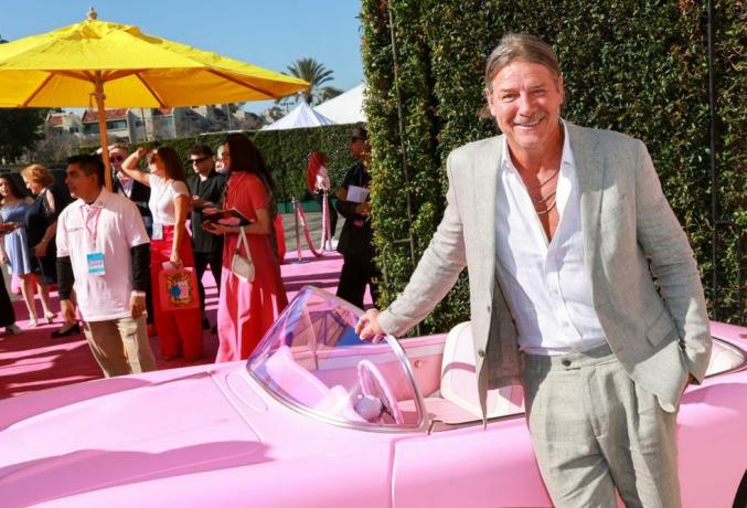 ty pennington y un coche rosa en la alfombra roja de barbie