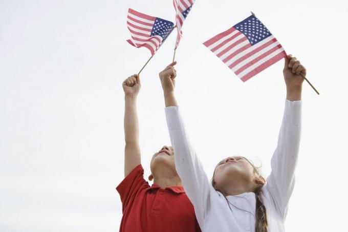 niños ondeando banderas americanas, malibu, california