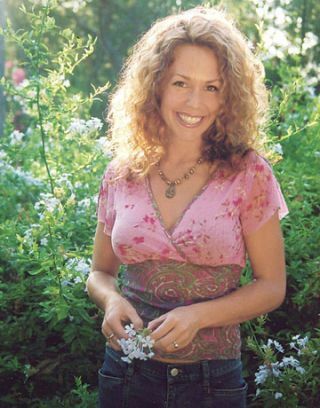 mujer sonriendo en el jardín