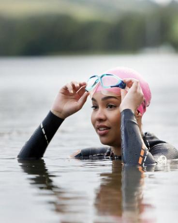 Mujer en Cornwall, Reino Unido nadando en el lago