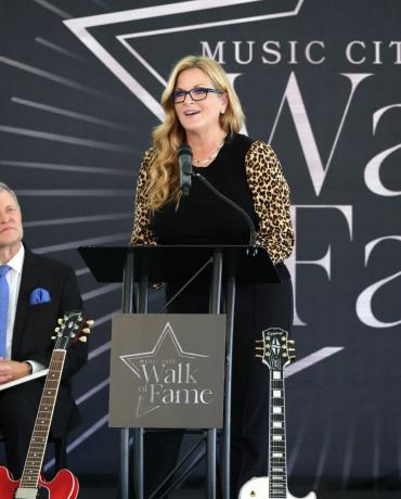 nashville, tennesse, 10 de octubre trisha yearwood asiste a la ceremonia de inducción del paseo de la fama de la ciudad de la música 2022 en el parque del paseo de la fama de la ciudad de la música el 10 de octubre de 2022 en nashville, tennessee foto de jason kempingetty imágenes