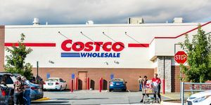 Gente de Fairfax con carritos de compras llenos de comestibles, productos saliendo de la tienda Costco en Virginia en el estacionamiento