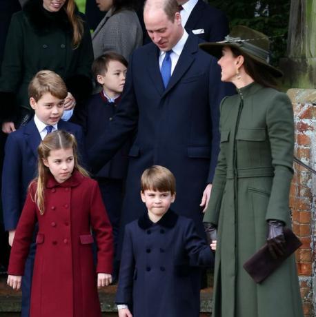 el rey carlos iii celebra la primera navidad como monarca con la familia real