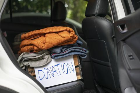 caja de donación con ropa en el coche