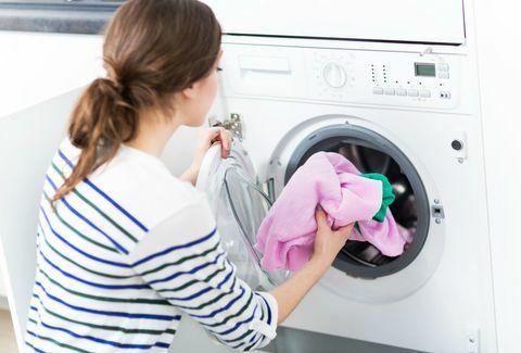 Mujer usando lavadora
