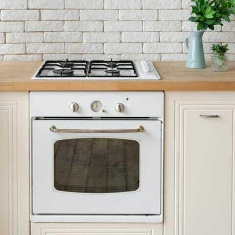 cocina en casa moderna con diseño interior blanco