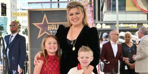 kelly clarkson y sus hijos river rose blackstock y remington alexander blackstock posan durante la ceremonia de la estrella de kelly clarkson en el paseo de la fama de hollywood el 19 de septiembre de 2022 en los ángeles, california foto de michael bucknervariety vía getty imágenes