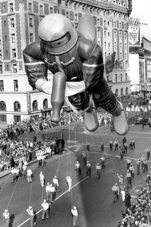Astronauta de goma relleno de helio, de 70 pies de altura, en el desfile del día de Macys en 1953