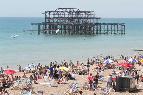 La ola de calor del verano del Reino Unido - Brighton Beach