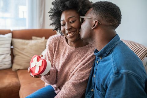 retrato de una pareja afroamericana romántica celebrando el amor