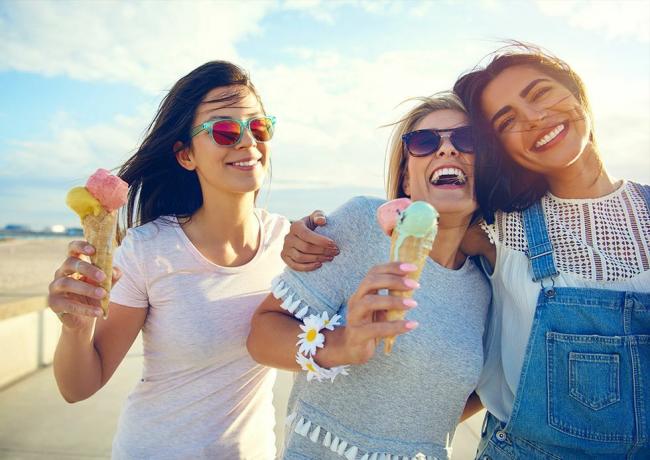 amigos reunidos con conos en un festival de helados