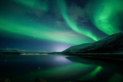 Vista panorámica de la aurora boreal en la noche