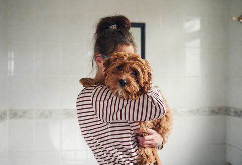 mujer abrazando cachorro
