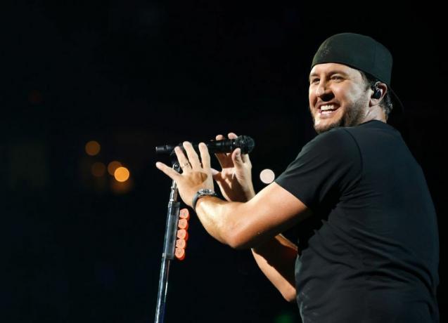 nashville, tennessee 12 de agosto luke bryan actúa en bridgestone arena el 12 de agosto de 2023 en nashville, tennessee foto de jason kempingetty imágenes