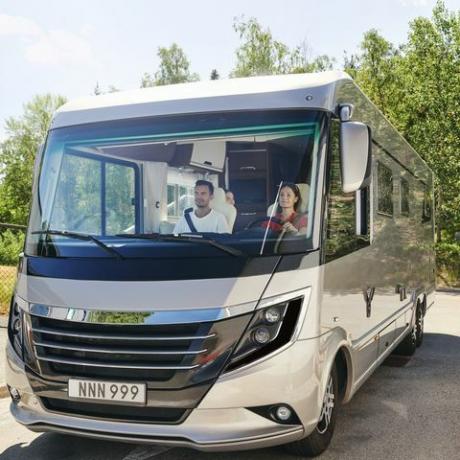 Familia que viaja en autocaravana en la carretera durante el verano