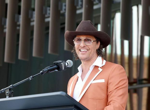 austin, texas el 19 de abril universidad de texas ministro de cultura matthew mcconaughey asiste a la ceremonia de corte de cinta para universidad de texas en austins new multipurpose arena en moody center el 19 de abril de 2022 en austin, texas foto de gary Imágenes de millergetty