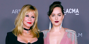 dakota johnson llama a mamá por compartir fotos sin consentimiento