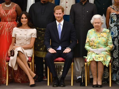 Su majestad es la anfitriona de la ceremonia final de entrega de premios para los jóvenes líderes de la reina