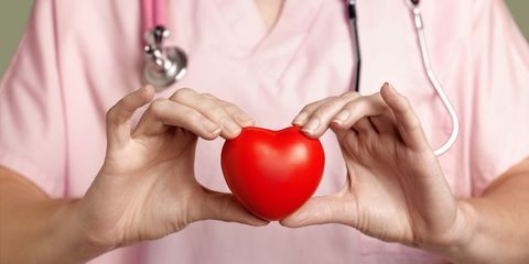 Cardiólogo en uniforme rosa con corazón rojo