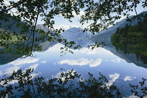 reflejos de espejo, el cielo y las nubes reflejados en la superficie del agua del lago creciente