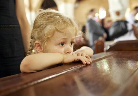 niña en la iglesia