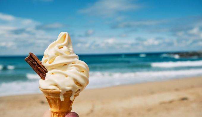 amigos reunidos con conos en un festival de helados