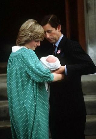 La princesa Diana y el príncipe Carlos con su hijo recién nacido en los escalones del hospital de Santa María, 1982.