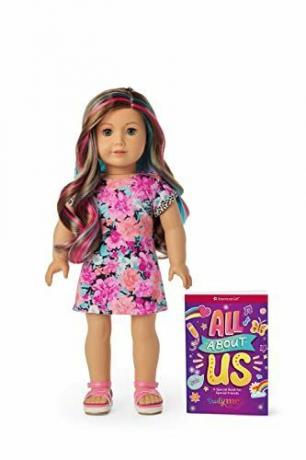 Doll 101 con ojos grises y cabello ondulado color caramelo con reflejos rosas y azules