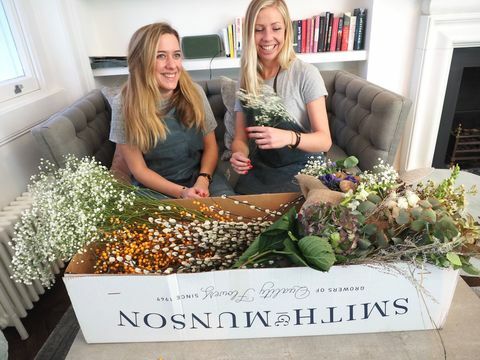 Little Bud's Laura Brummer y Georgie Duffin con flores