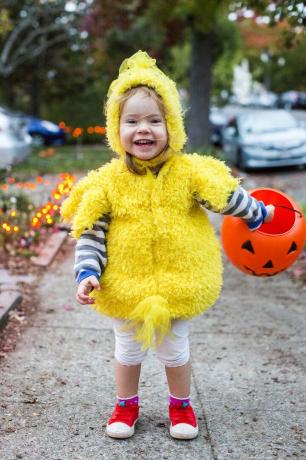 niña vestida con disfraz de pollo de halloween