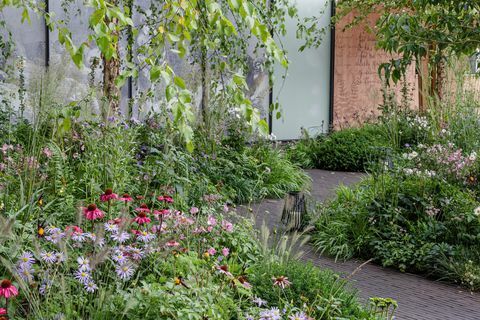 el florence nightingale garden una celebración de la enfermería moderna diseñada por robert myers patrocinado por burdett trust for Nursing show garden rhs chelsea flower show 2021 stand no 322