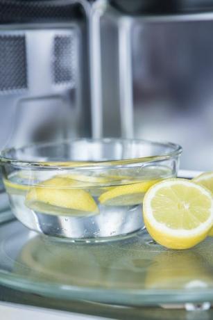 un método de limpieza en un horno de microondas con agua y limón