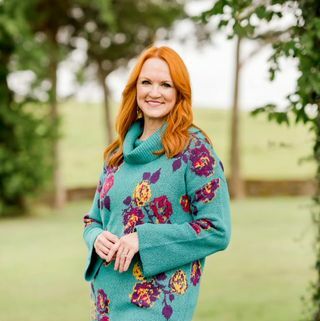Suéter con cuello vuelto de jacquard floral de mujer pionera
