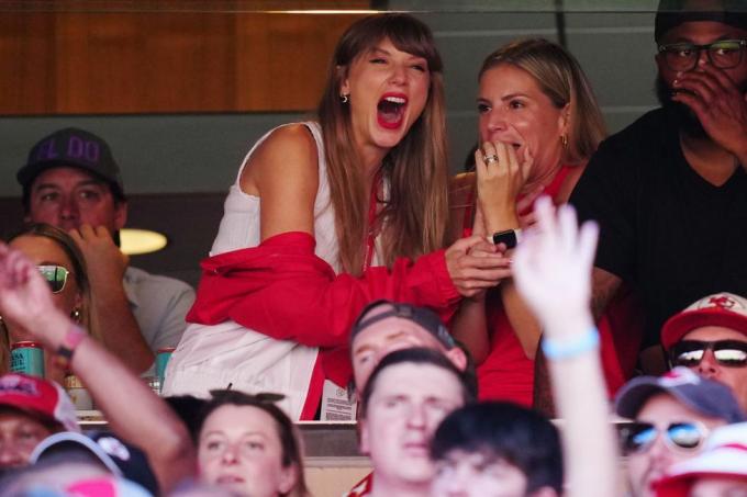 Kansas City, Missouri 24 de septiembre Taylor Swift es vista durante un juego entre los Chicago Bears y Kansas City. jefes en geha field en el estadio Arrowhead el 24 de septiembre de 2023 en Kansas City, Missouri foto de Jason Hannagetty imágenes