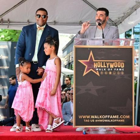 el comediante y actor kenan thompson escucha mientras josh server se dirige a la audiencia en su ceremonia estelar del paseo de la fama de hollywood el 11 de agosto de 2022 en hollywood, california la distinción de thompson lo convertirá en la estrella número 2728 en la categoría de televisión del paseo de la fama de hollywood foto de frederic j brown afp foto de frederic j brownafp vía getty imágenes