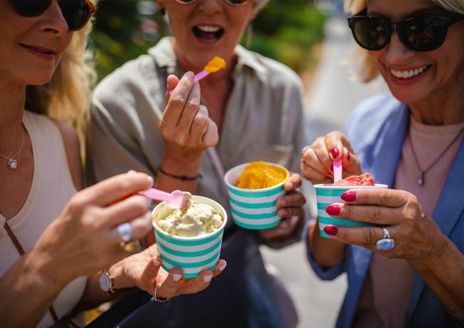 amigos comiendo en el festival de helados en un descanso de las compras