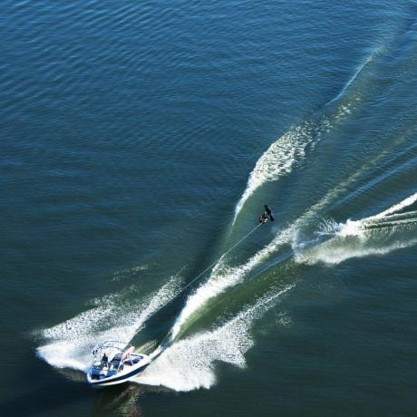 un practicante de wakeboard atlético salta la estela