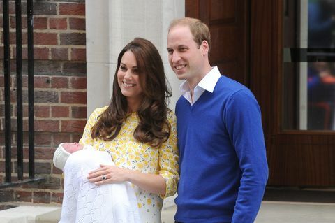 Duque y duquesa de Cambridge salen del hospital con su bebé recién nacido