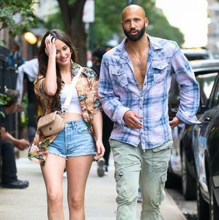 kacey musgraves y cole schafer son vistos el 18 de junio de 2021 en la ciudad de nueva york, nueva york caminando juntos por la acera